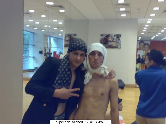 sa ne tzinetzi galerie la premile mtv :p k dansam cu corina :p pooopy :* p.s. kotoy nu o sa fie