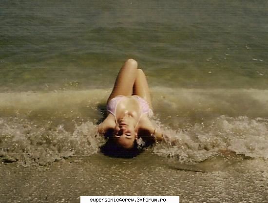 JUST US - uite-o si pe roxx a mea..la mare..reusita poza - TRUPE PRIETENE