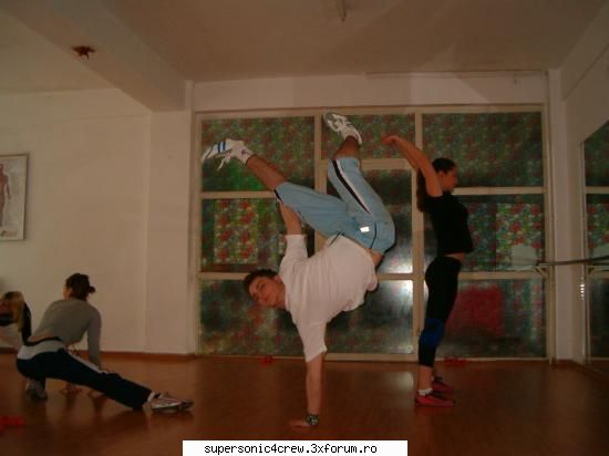 JUST US - smack that, all on the floor, smack that, give it - TRUPE PRIETENE