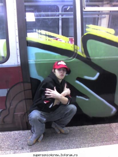 Junior - me in fornt of a metro graff!!! - ANUL 2006 RECYCLE BIN