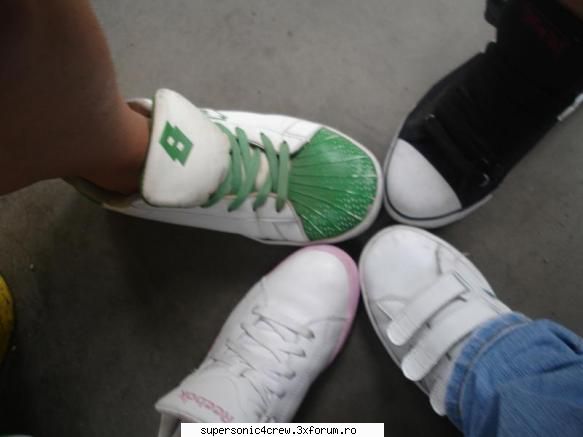 ia uite poza cu noi...cu our shoes my bn zis:d :*:*:* eu china mayo si sasha:d poze noi puneti