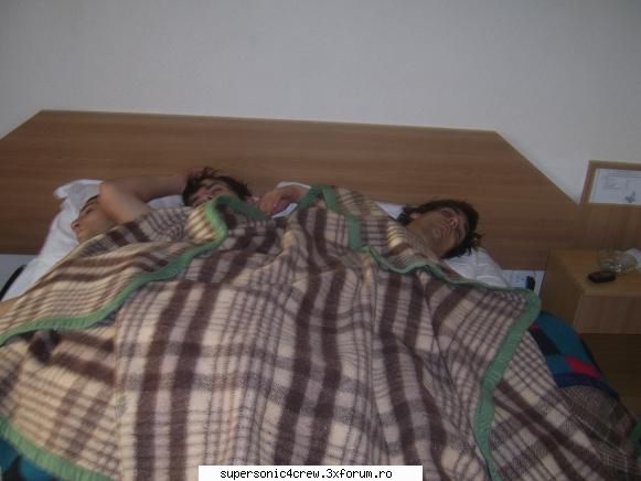sa pun si pe scurt...: eu dormeama si ma trezesc ud 4 plapumi pe mine si hrtie igenica care sa am