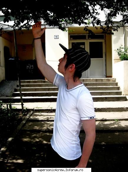 at the tree poze noi-noi