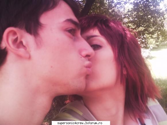 sis kiss :rotfl: poze noi-noi