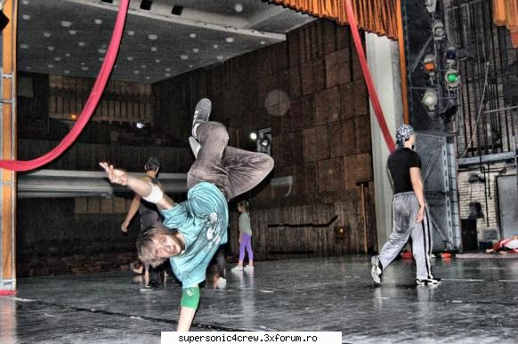 Poze Noi-Noi - Vali does one hand hop - Poze!!!