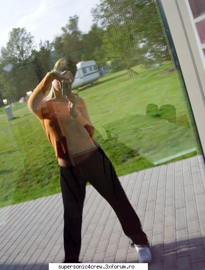 pe spatele ar trb sa scrii numerele de tel ... :)) 
poate vrea lumea show de strip !!! 
o sa curga