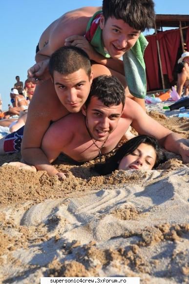 nici nu eram ingropata la 1m in nisip  :nono: theo si simona