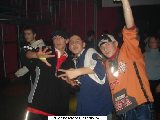 UN-X - Baieteala in club - TRUPE PRIETENE
