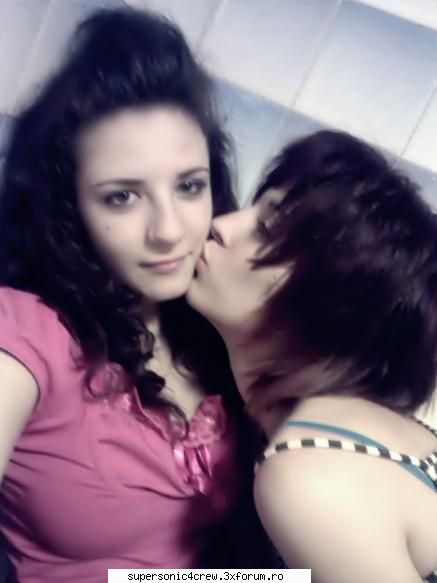 sis kiss  :rotfl: myss_mayo